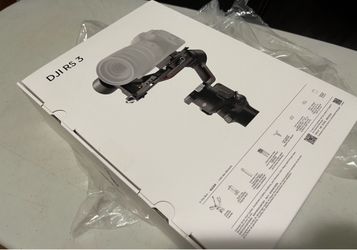 DJI RS 3 Pro 3-Axis Gimbal Stabilizer