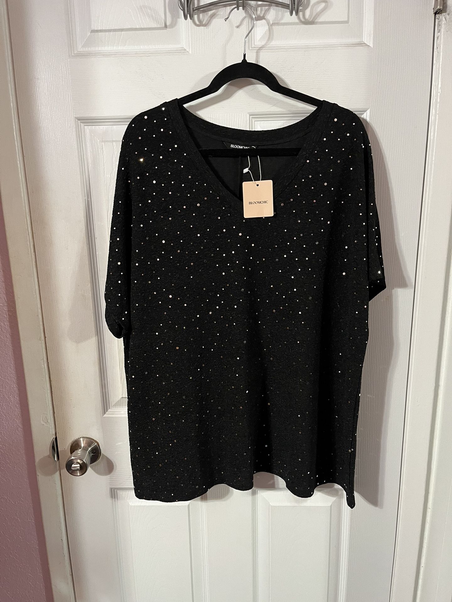 Women’s Top Size 22 / 24 V-Neck Sequin Textured Shirt. Background Black. Material 94% Polyester and 6% Spandex. Brand Bloomchic. Brand new