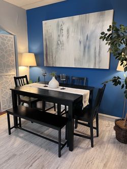 Beautiful Small Dining Set Good Condition!!! Table with 4 Chairs and Bench!