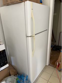 Kenmore Top Freezer Refrigerator – Clean & Works Great