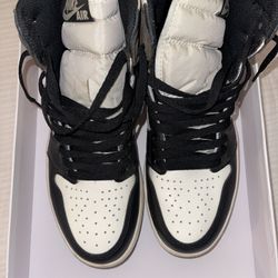 Air Jordan 1 “Mocha” Size 9