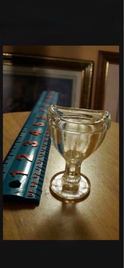 CA. VINTAGE GLASS EYE WASH CUP. SEE PICS FOR SIZE.