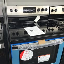 New Scratch And Dent Frigidaire 5 Burner Glass Top Stainless Steel Range. 1 year Warranty 