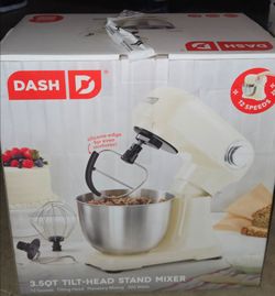 3.5 Qt tilt-head stand mixer/new in box