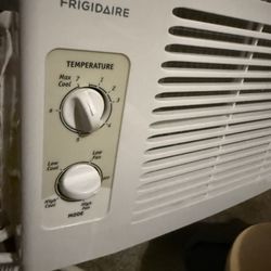 Air Conditioner 110v Frigidaire. 