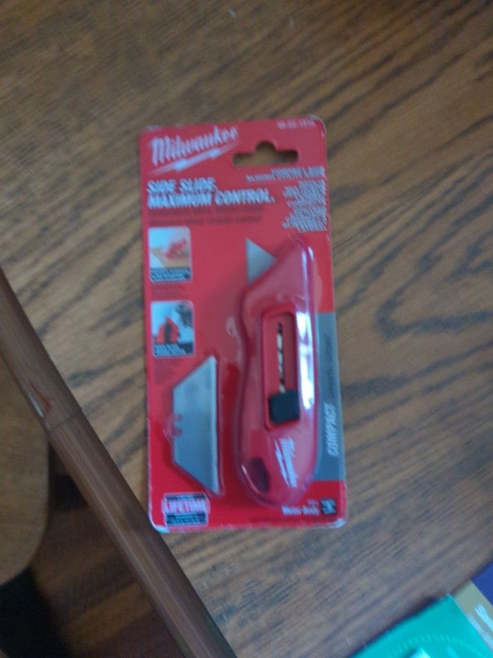 Milwaukee Razor