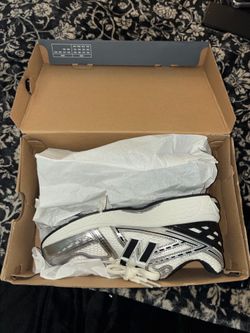 New balance brand new sneakers size 6 1/2 kids ( 8 1/2 women’s)