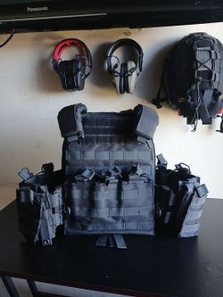 Black plate carrier vest