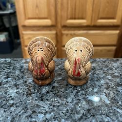 Vintage Ceramic Turkeys Pair Of Salt And Pepper Shakers.  Preowned No Stoppers 