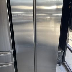 Samsung Plain Face Side By Side Refrigerator With Ice Maker