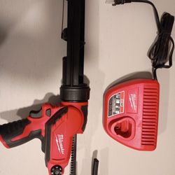 Milwuakee M12 Caulking /Charger Combo
