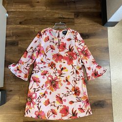 Brand New Woman’s Eci New York brand Pink Floral Print  Shift Dress Up For Sale