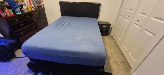 Twin bed with mattress and 2 matching nightstands