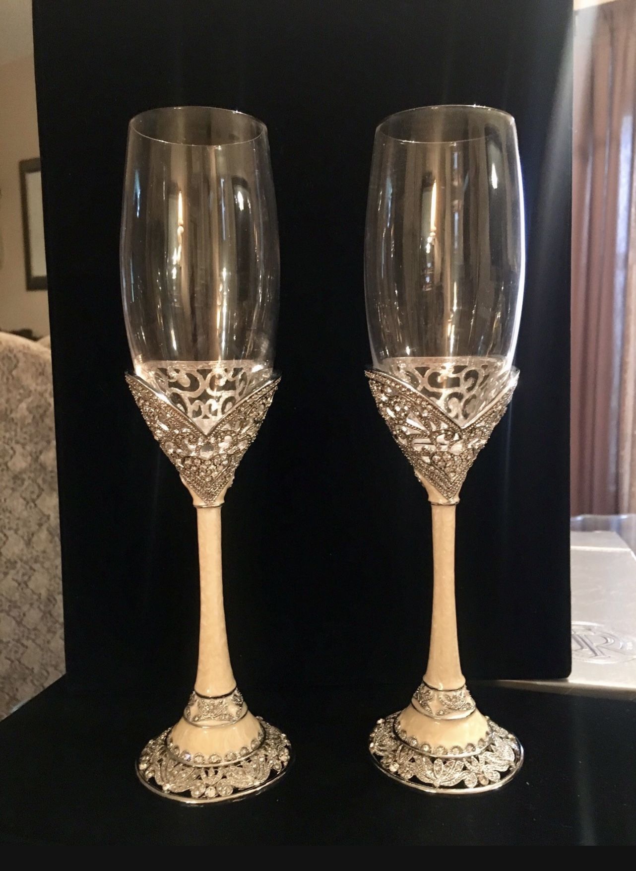 **CHAMPAGNE FLUTES & SERVING SET**