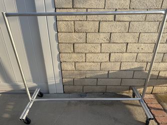 Rack to hang clothes