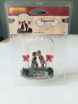 Lemax New Sealed 2005 Vintage "Mistletoe Kiss" Christmas Arch Village People