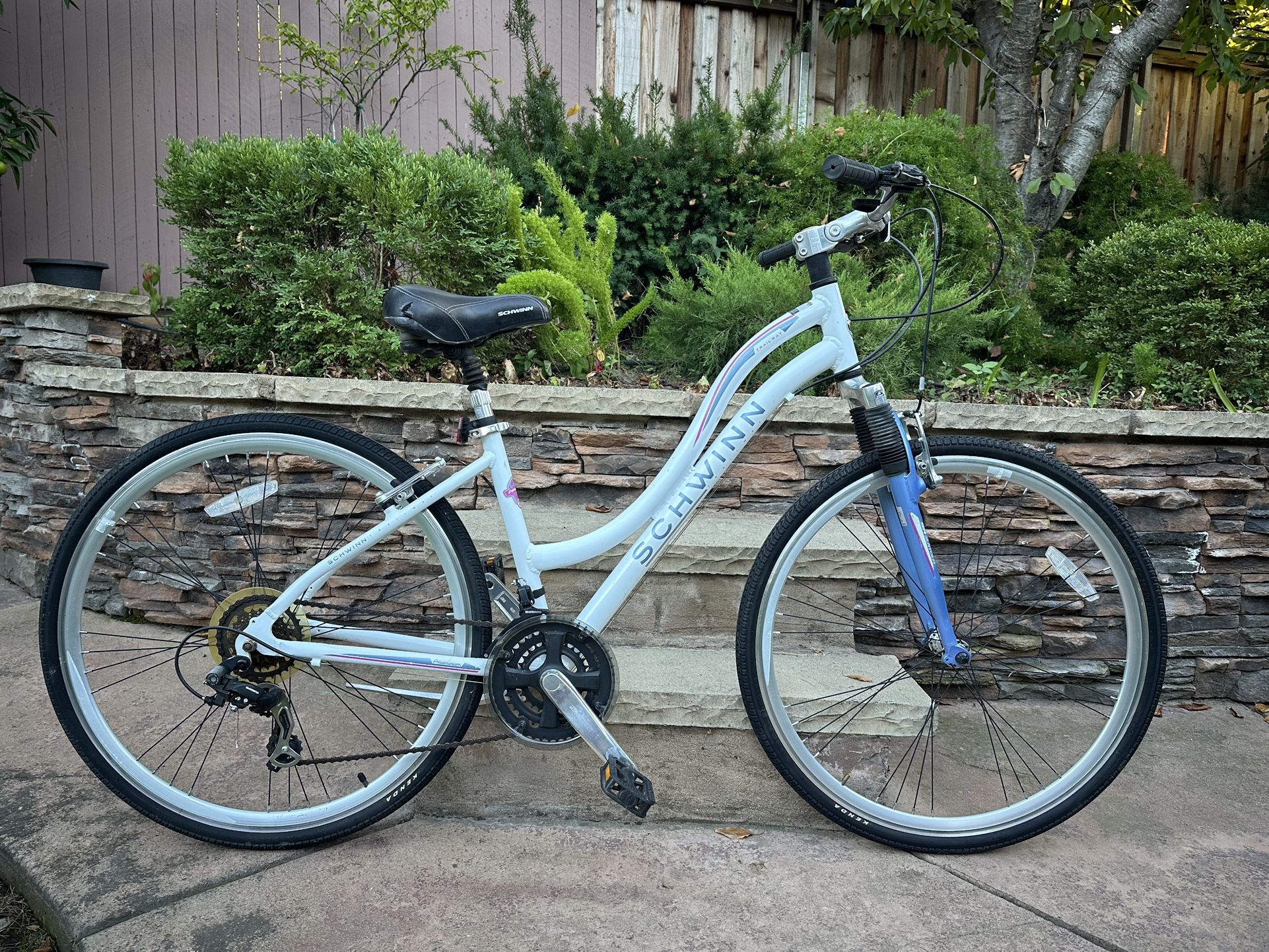 Fabulous 28" Schwinn Trailway Hybrid Bike
