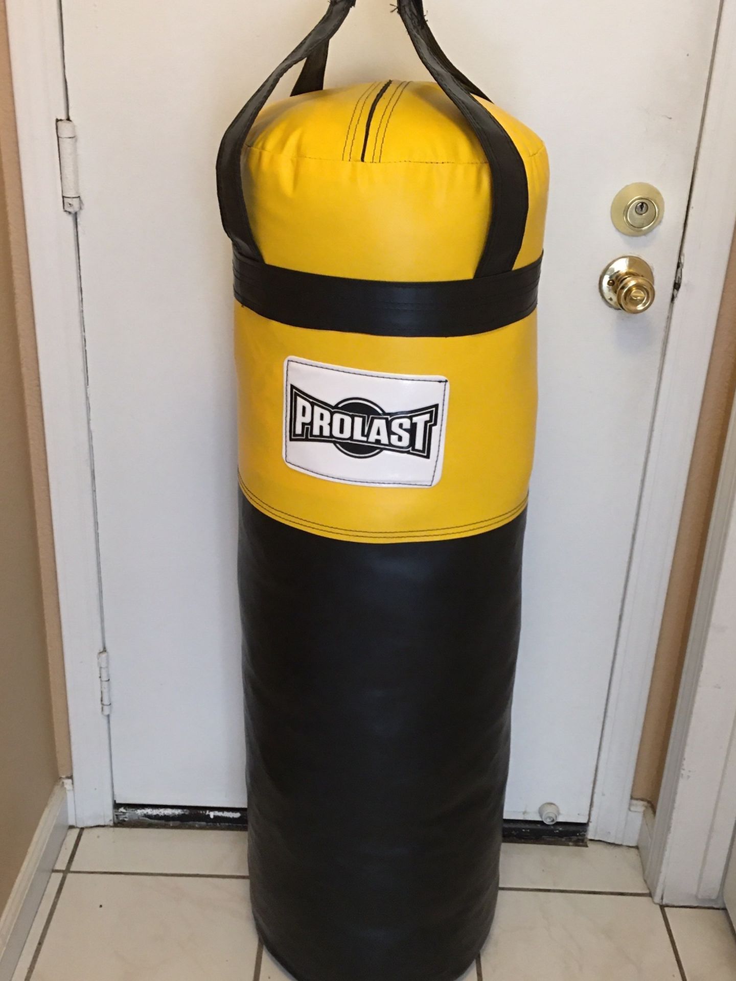 PUNCHING BAG BRAND NEW 100 POUNDS FILLED LUXURY MADE USA