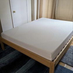 Queen bed frame + viscoelastic mattress + bed linen & pillows