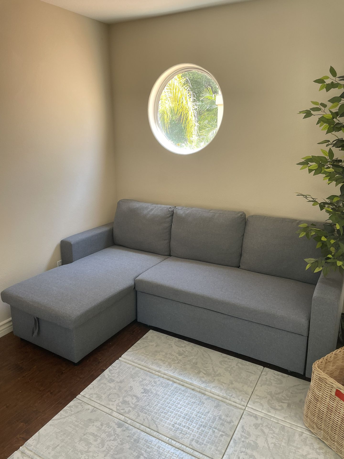 IKEA Couch/pull out bed