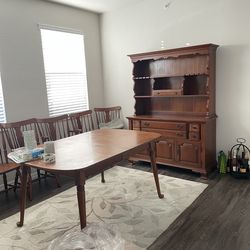 Beautiful hutch, table, 6 chairs .