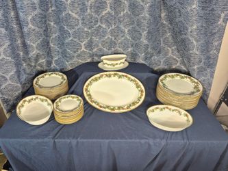 Royal Gallery "The Holly and the Ivy" Christmas Dinnerware Set & Serving Pieces
