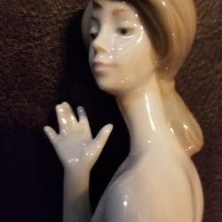 LLADRO Porcelain "Coquette" Figurine