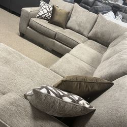 Reversible Chaise Stunning Entertainment Sectional!