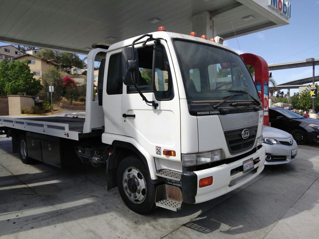 2010 Nissan ud flat bed tow truck