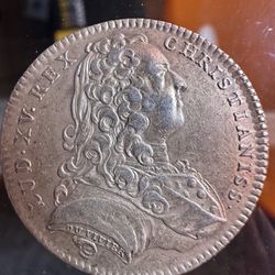 18th-century French silver jeton (token) manufactured during the reign of Louis XV. It belongs to a series of jetons for the "Jurez vendeurs de volail