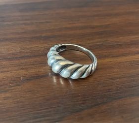 Vintage sterling silver ring, 7 grams. Size 9.