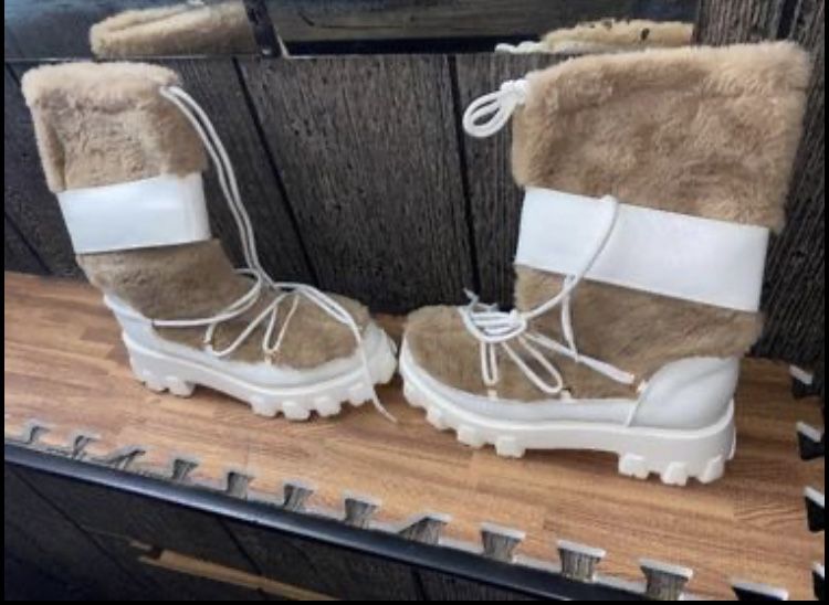 Fur Fox Leather ladies platform boots — Size 9