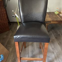 2 bar stools 