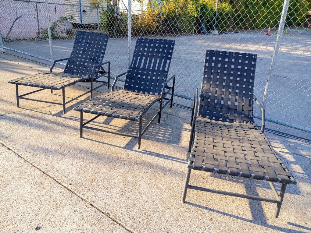 Very Nice Set of 3 Patio Furniture Lounge Chairs!