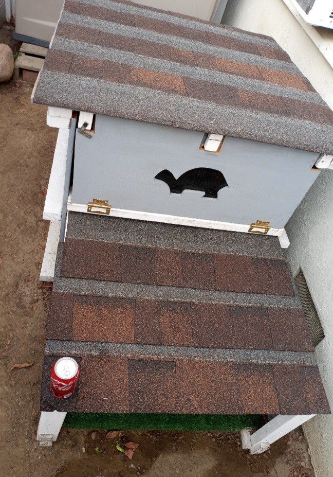 Pet House Around 17" 25lbs Pick Up In Santa Ana Make An Offer 