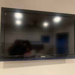 40” Toshiba TV HDTV    With Remote 