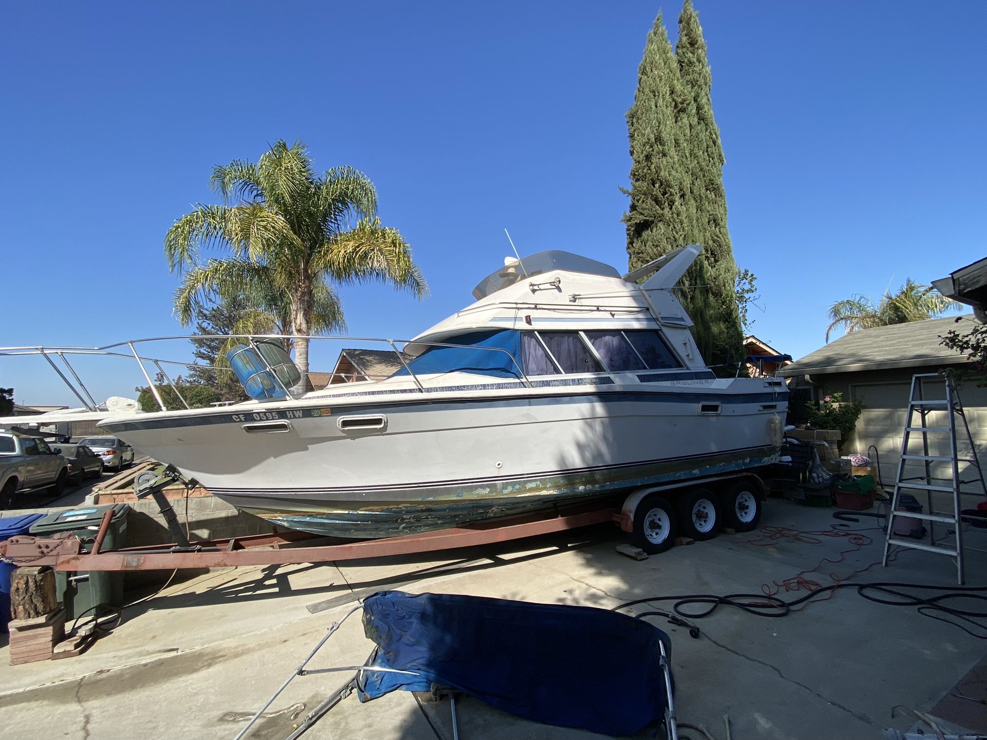 1987 Bay liner Cabin cruise With 3 Axel Trailer