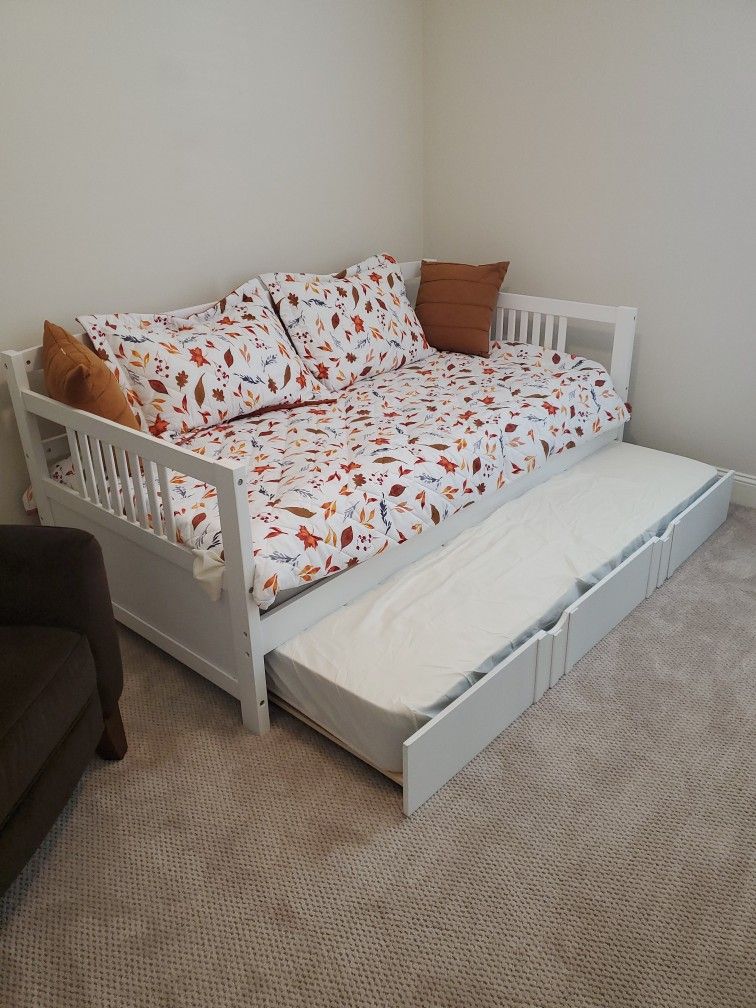BRAND NEW DAYBED with TRUNDLE