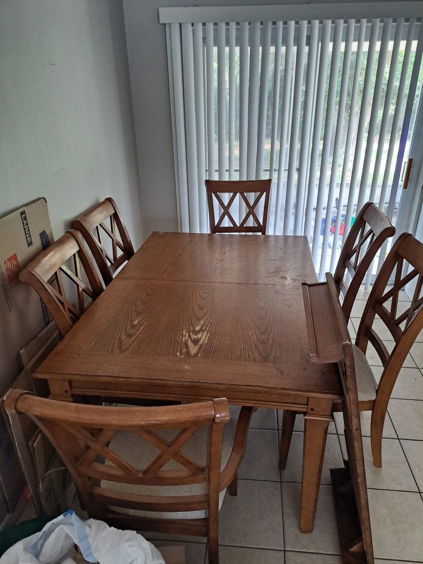 Dining Room Table w/ leaf and 6 Chairs