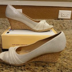 New In Box Women’s Cork Beige Cream Shimmering Wedge

Peap Toes Size 10