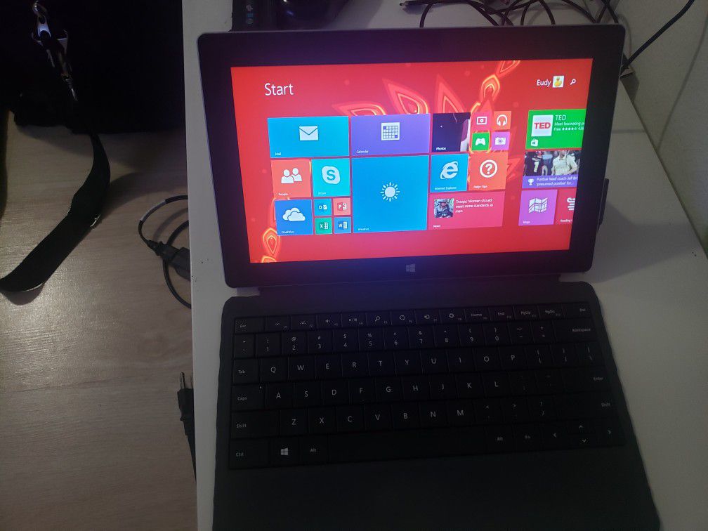 10.6" Microsoft Surface RT Tablet 32GB Windows 8.1 Wi-Fi Model 1516