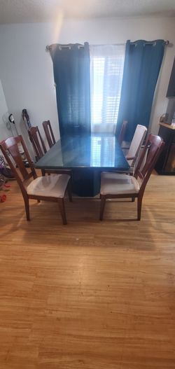 Mesa con base de mármol y 6 sillas