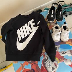 Toddler Nike Sweatshirt & Sneakers 