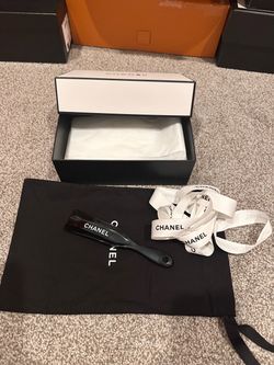 Chanel shoehorn black logo limited Gift Set. Including Everything In https://offerup.com/redirect/?o=UGljcy5OZXc=