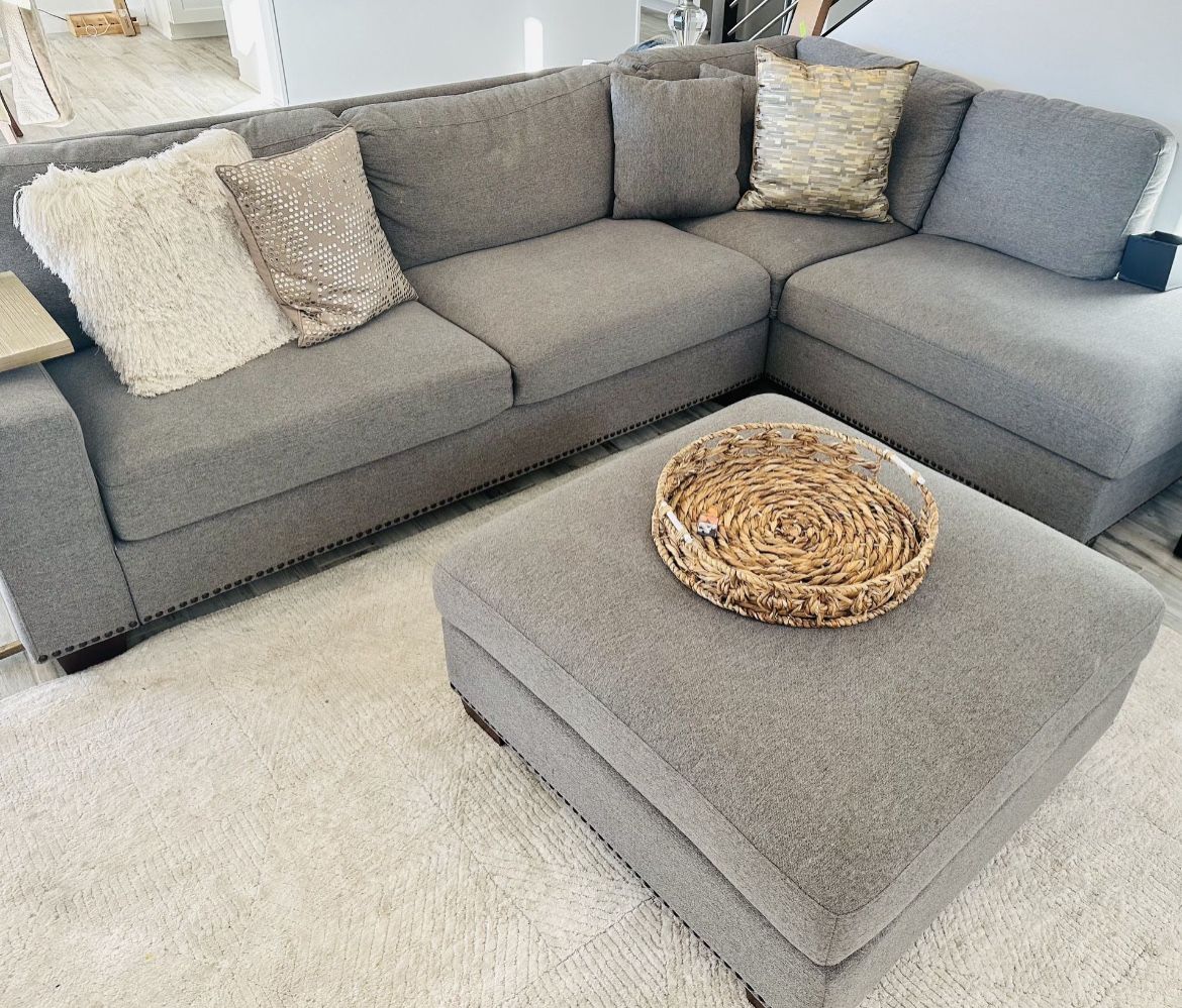 Thomasville Artesia Fabric Sectional with Ottoman for Sale in Phoenix