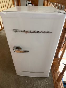 White Frigidaire 3.2 Cu. ft. Retro Refrigerator, Mini Fridge with Freezer for Apartment, Dorm, Office, Bedroom