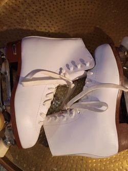 White roller skates with cream Wheels