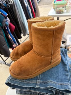 YOUTH UGGS Classic Short Boots Chestnut (size 4)