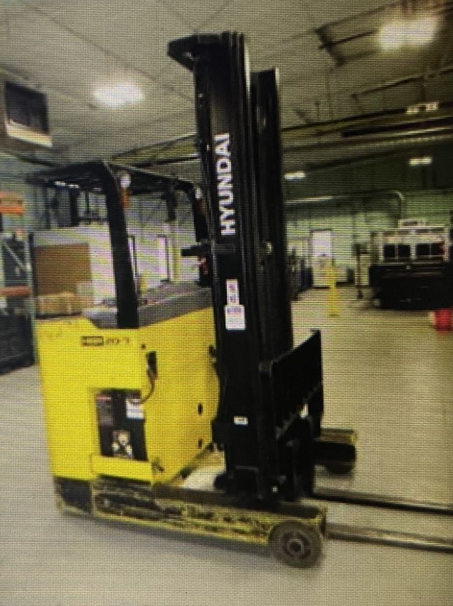 Hyundai HBR-20-7 Electric stand on reach truck 21 foot lift height solid tires with Charger