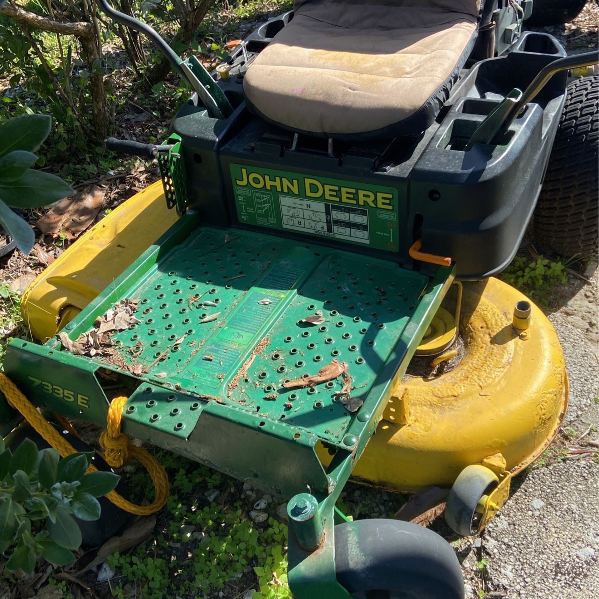 John Deere 7335E
